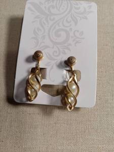 lot 50392 image: Gold-Tone Faux Pearl Swirl Drop Screw-Back Earrings