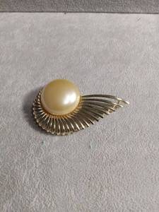 lot 50403 image: Faux Pearl Gold-Tone Wing Brooch Pin