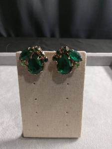 lot 50421 image: Emerald Green Crystal Cluster Clip-On Earrings