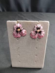 lot 50423 image: Pink Pansy Flower Enamel Clip-On Earrings