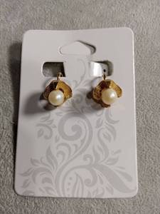 lot 50427 image: Gold Tone Pearl Flower Clip-On Earrings