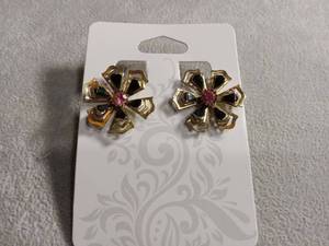 lot 50430 image: Gold-Tone Black Enamel Flower Clip-On Earrings with Pink Rhinestone Center