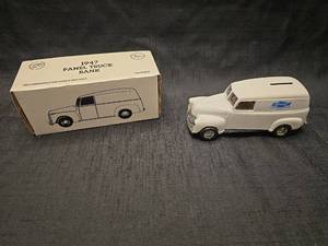 lot 50793 image: ERTL 1947 Chevrolet Panel Truck Die-Cast Coin Bank 125 Scale