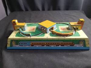 lot 6019 image: MS279 Tin Toy Double Loop Train Station Set