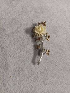 lot 6037 image: Cream Rose Flower Brooch Pin with Rhinestones