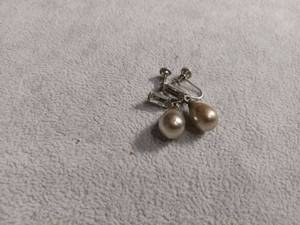lot 6042 image: Pearl Drop Screw-Back Earrings