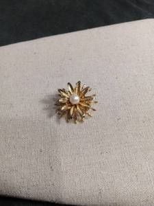 lot 6075 image: Gold-Tone Starburst Flower Brooch with Pearl Center
