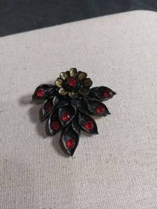 lot 6076 image: Black Floral Leaf Brooch with Red Rhinestones