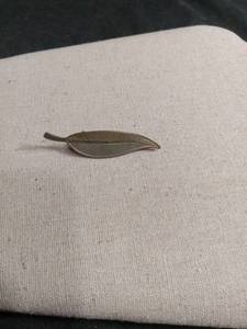 lot 6081 image: Silver Tone Leaf Brooch Pin