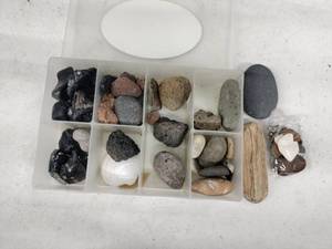 lot 62198 image: Bix of Assorted Stones and Gems