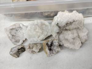 lot 62200 image: Lot of Quartz Geode Pieces