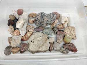 lot 62204 image: Lot of Rocks and Raw Stones