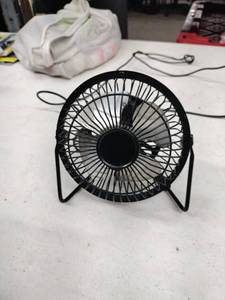 lot 62211 image: Mainstays Portable Desk Fan