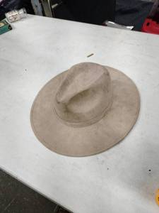 lot 62251 image: Talla suede wide-brim fedora hat - M