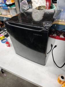 lot 62252 image: Insignia 1.7 Cu. Ft. Mini Fridge