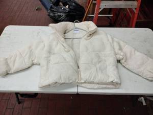 lot 59363 image: Old Navy cropped puffer jacket - XL