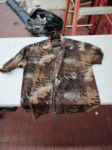 lot 59379 image: Gochu Browns short sleeve casual button-up shirt - XL
