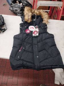 Canada Weather Gear women's puffer vest
