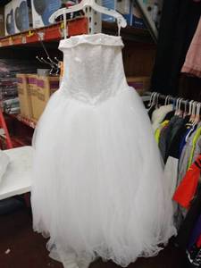 lot 59462 image: Davids Bridal Strapless Tulle Beaded Wedding Dress - Size 14 - Retail $599