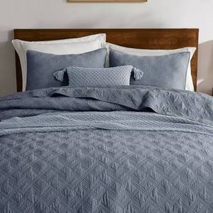 lot 1412 image: Bluish gray queen size blanket