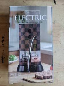 lot 20488 image: NEW Double Wristband Salt & Pepper Grinder Set