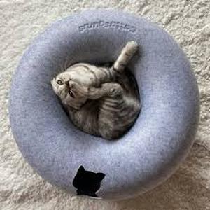 lot 1474 image: Round Cat Bed