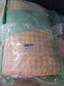 lot 3326 image: 3 Pieces Floral Patchwork Quilt Set