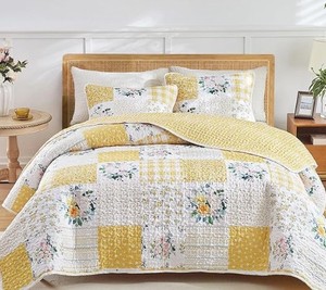 lot 3326 image: 3 Pieces Floral Patchwork Quilt Set