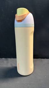 lot 2194 image: Owala FreeSip Insulated Stainless Steel Water Bottle 24 Oz  - Retail $25