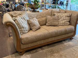 lot 900 image: Bernhardt sofa 36 x 87 x 40 in with pillows
