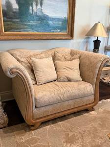 lot 901 image: Bernhardt chair 36 x 60 x 40 in with pillows