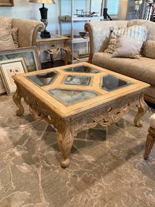lot 902 image: Ornate glass inlay top coffee table 19 x 40 x 40 in
