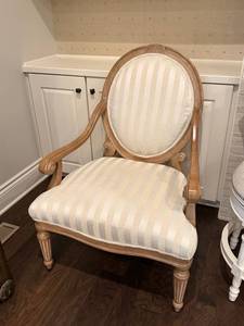 lot 905 image: Striped upholstered arm chair 42 x 32 x 28 in