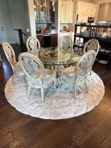 lot 908 image: Dining room table with glass top (has chip in edge) 29 x 60 x 60 in with 6 chairs and round rug