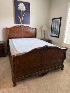 lot 916 image: Full size bed with mattress and boxsprings. Great condition and the headboard is 60 x 64 in