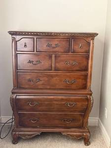 lot 917 image: Seven drawer dresser 56 x 40 x 20 in