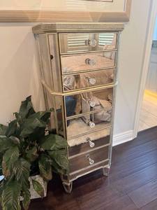 lot 919 image: Seven drawer mirrored chest 50 x 20 x 15 in