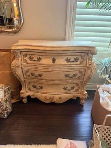 lot 923 image: Pulaski 3 drawer chest 36 x 45 x 20 in