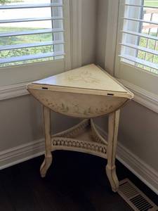 lot 926 image: Tri-fold corner table 28 x 22 x 24 in