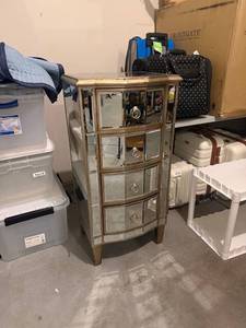 lot 928 image: Mirrored 4 drawer chest 40 x 20 x 16 in