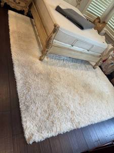 lot 938 image: Soft area rug 118 x 98 in