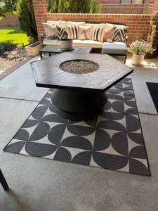 lot 950 image: Fire pit 26 x 55 x 55 in with outdoor rug