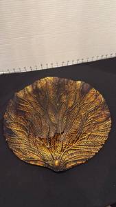 lot 1003 image: Beautiful Art Glass Display Plate 15 X 15 Gold Tones Leaf design