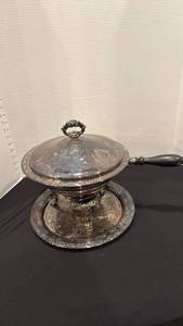 lot 1005 image: Oneida silver plate chafing dish (emblem needs reattached)