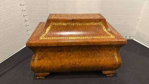 lot 1011 image: Hinged box 8x12x7