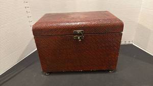 lot 1012 image: Hinged box 10x12x7