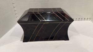 lot 1013 image: Decorative wood box 6x10x6
