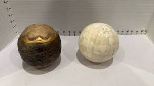 lot 1016 image: Decorative balls
