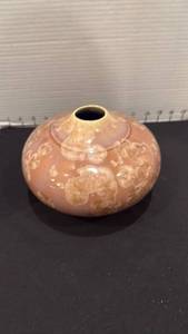 lot 1025 image: Ceramic vase 5.5x8 dia