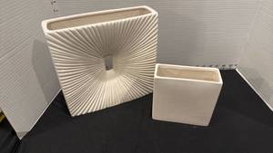 lot 1036 image: Ceramic vase 10x10x3 and vase